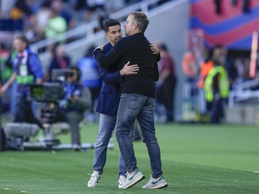 Flick y Míchel se saludan tras el Barça-Girona