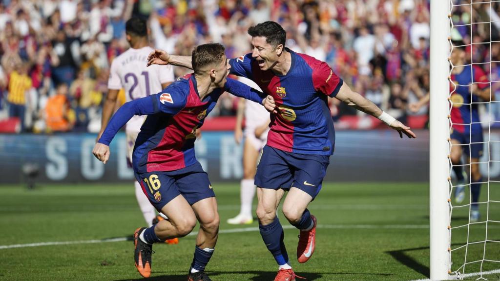 Lewandowski y Fermín celebran el segundo gol del Barça al Girona