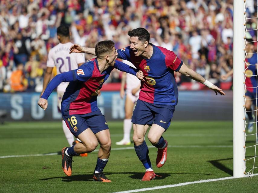 Lewandowski y Fermín celebran el segundo gol del Barça al Girona