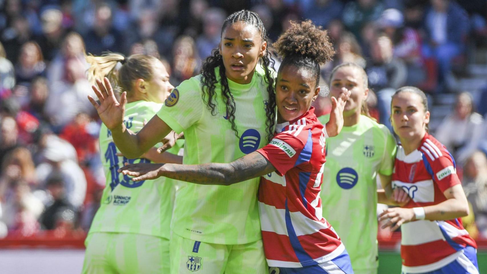 Salma Paralluelo, atenta a un balón en el Barça Femenino-Granada