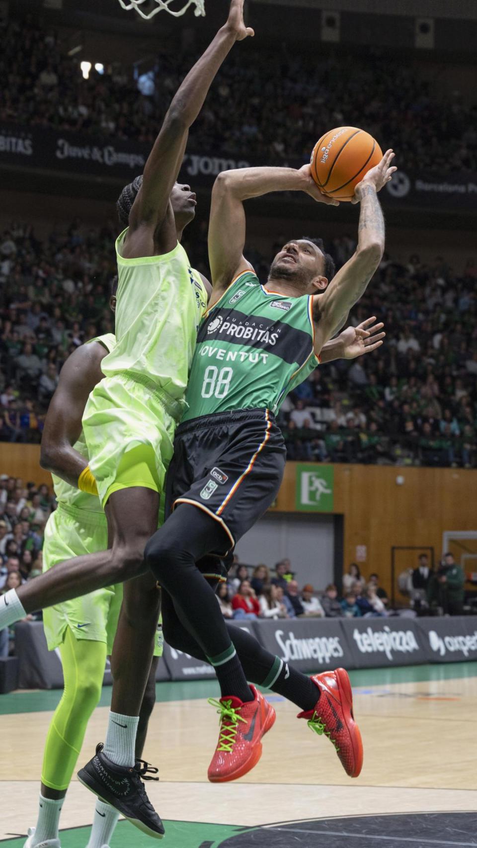 Dame Sarra intenta taponar a Hanga