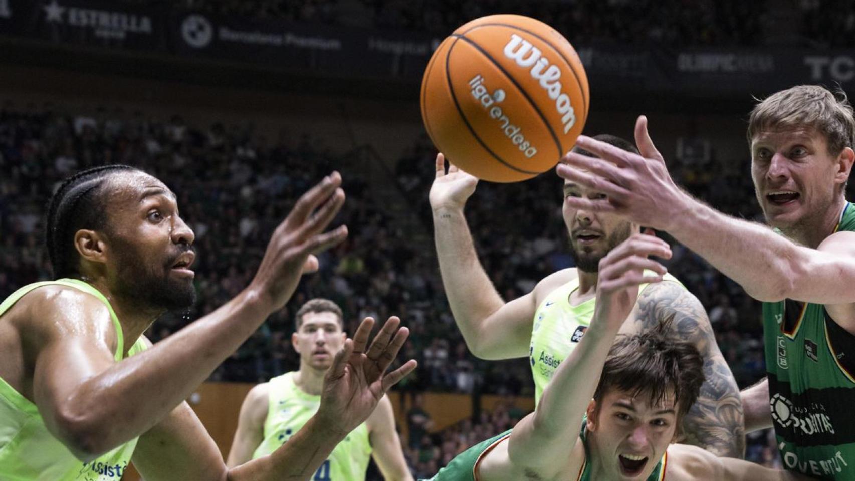 Los jugadores del Joventut y del Barça luchan por el control del balón