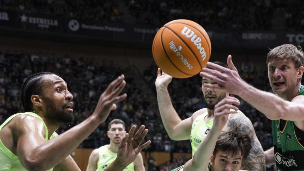Los jugadores del Joventut y del Barça luchan por el control del balón