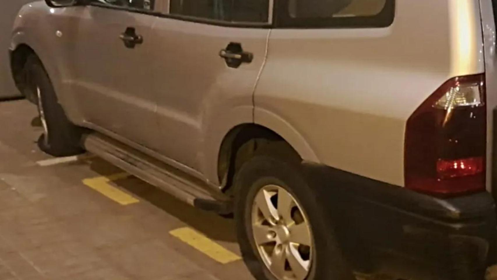 Vehículo con las ruedas pinchadas en L'Hospitalet