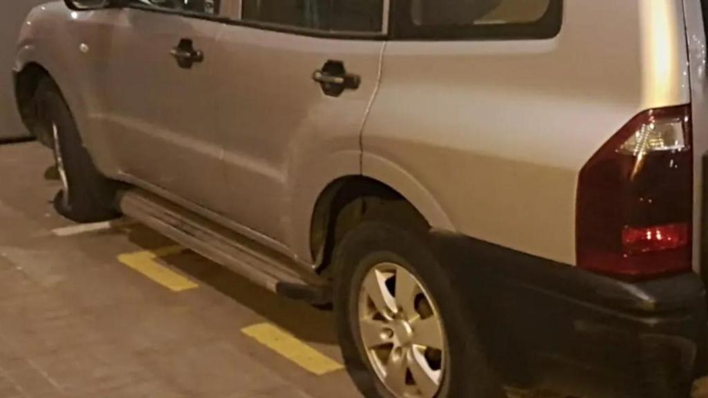 Vehículo con las ruedas pinchadas en L'Hospitalet