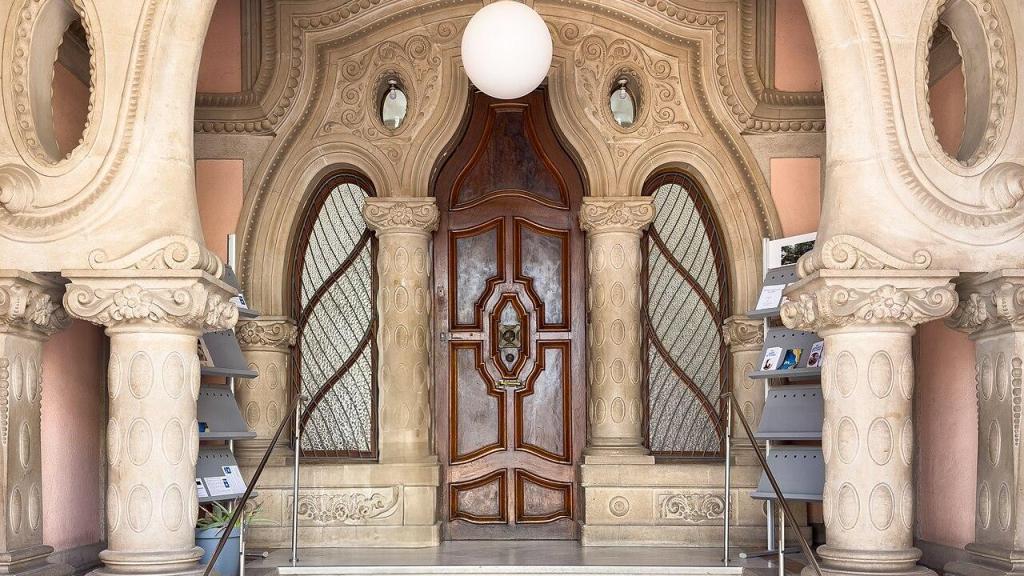 Entrada de Can Pahissa, el edificio modernista de Vilanova que es un tesoro desconocido