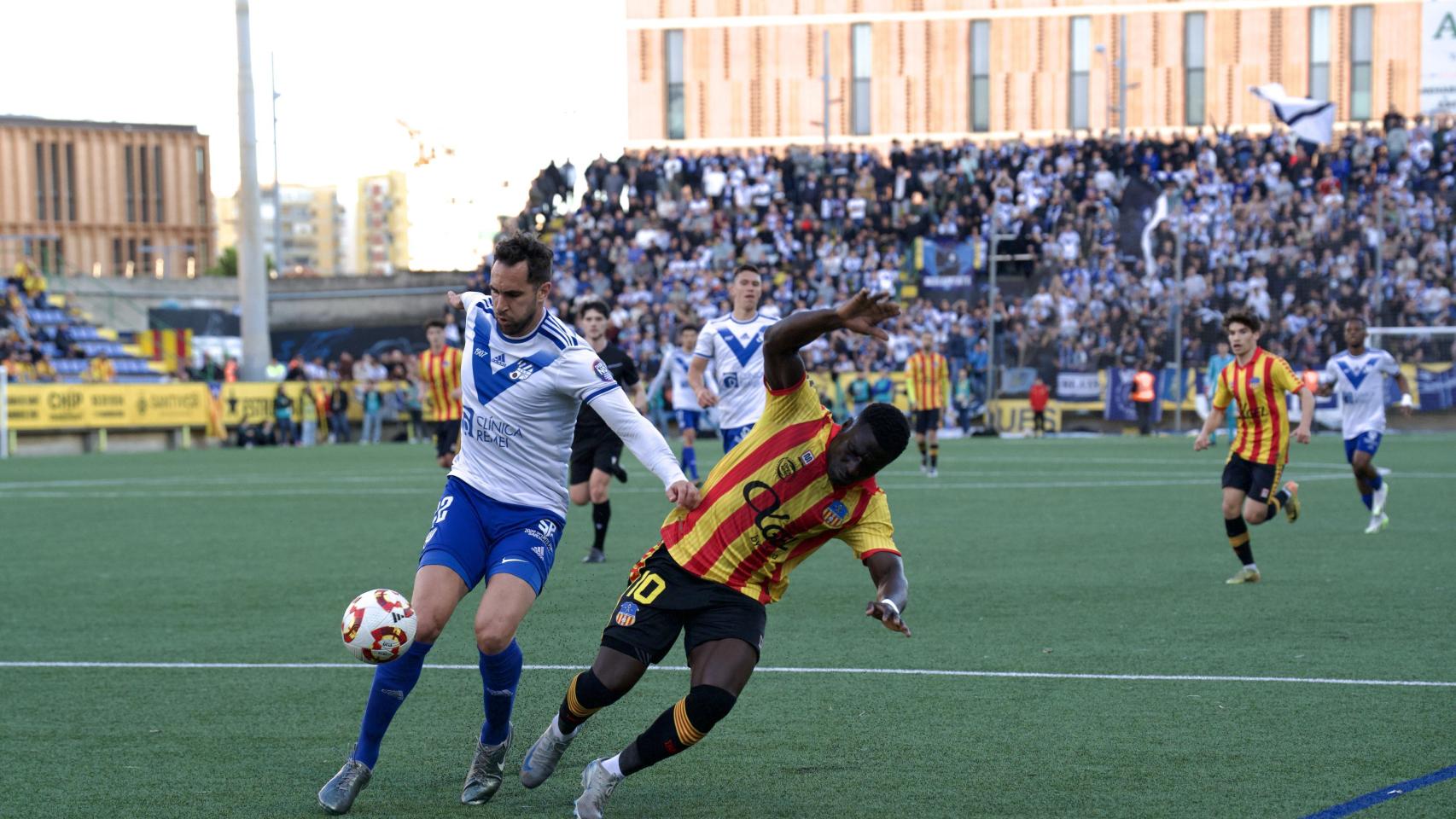 Disputa del balón durante el encuentro