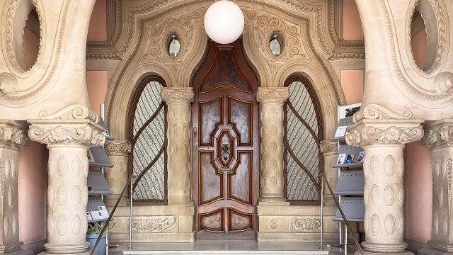 Entrada de Can Pahissa, el edificio modernista de Vilanova que es un tesoro desconocido