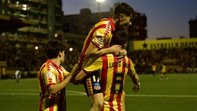 Los jugadores de la UE Sant Andreu celebran el gol