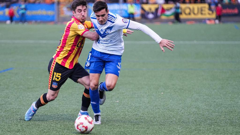 Disputa de balón durante el derbi barcelonés