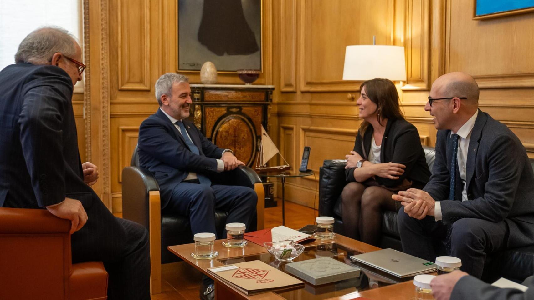 El alcalde de Barcelona, Jaume Collboni, y la Consellera de Investigación y Universidades de la Generalitat, Núria Montserrat, en un encuentro este lunes en el consistorio