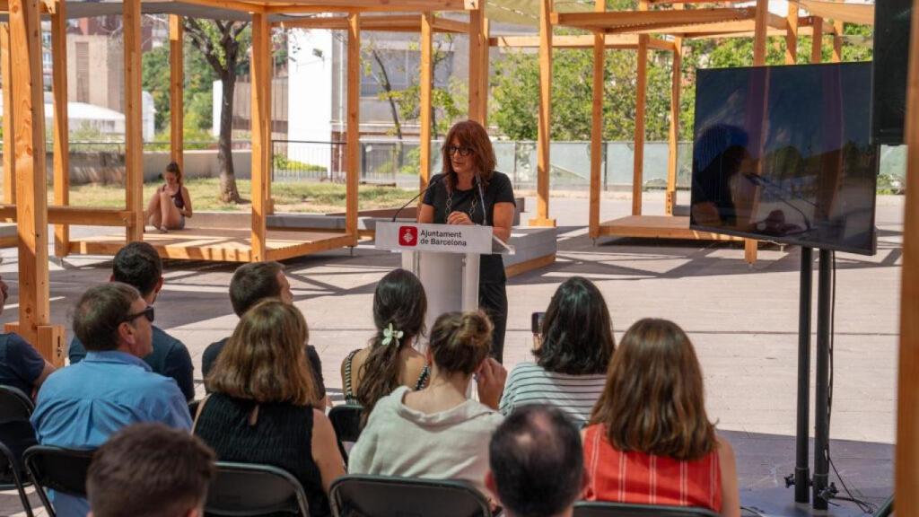 La primera teniente de alcalde, Laia Bonet, durante la presentación de generadores de sombras en Barcelona