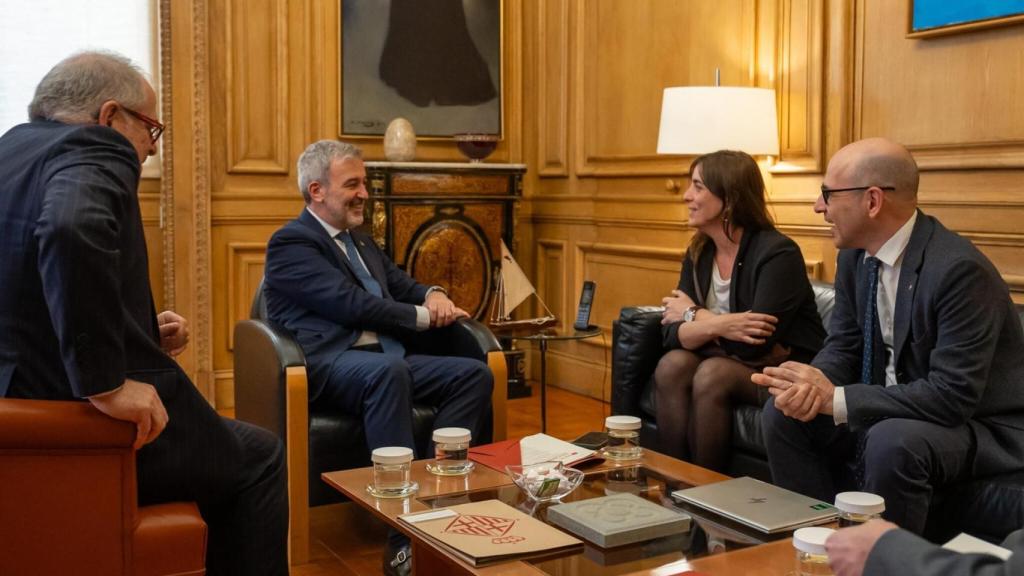 El alcalde de Barcelona, Jaume Collboni, y la Consellera de Investigación y Universidades de la Generalitat, Núria Montserrat, en un encuentro este lunes en el consistorio