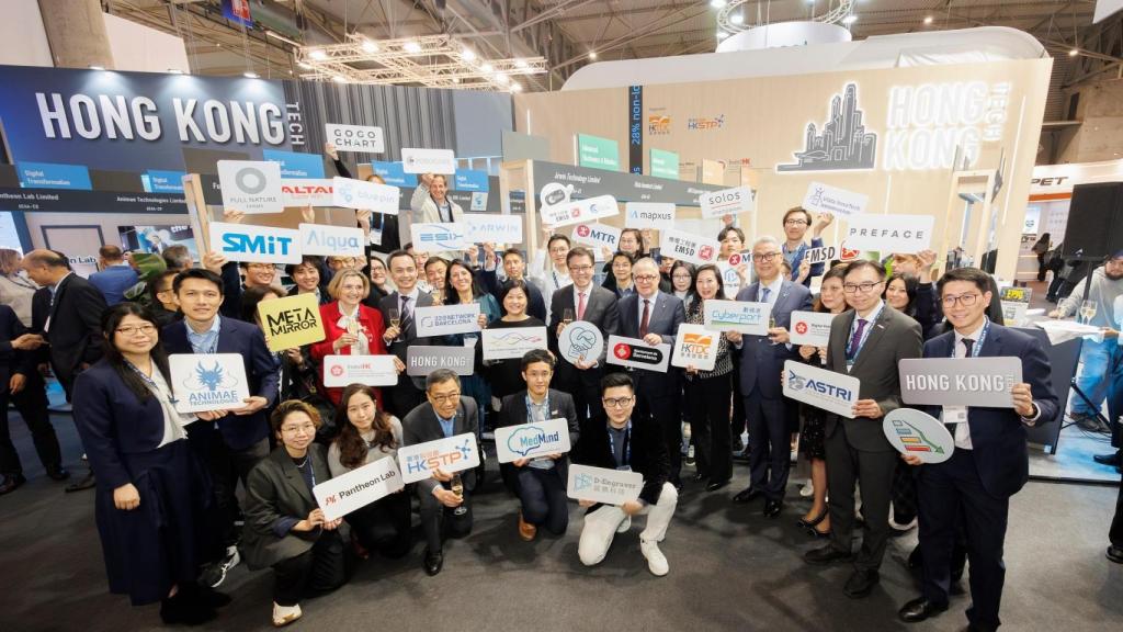 Representantes del ecosistema empresarial de Hong Kong junto al primer teniente de alcalde, Jordi Valls