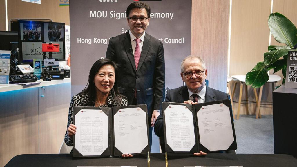 Iris Wong, directora de Relaciones Externas, Comercio e Innovación del Hong Kong Trade Development Council (HKTDC), junto a Jordi Valls, teniente de alcalde de Economía