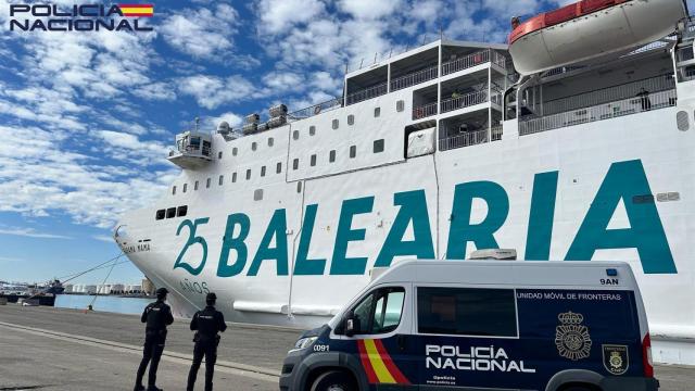 Agentes de la Policía Nacional en el puerto de Barcelona