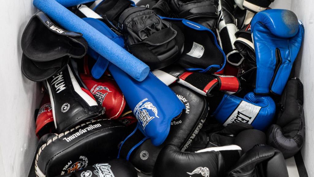 Material de kick boxing en el Striking Center BCN