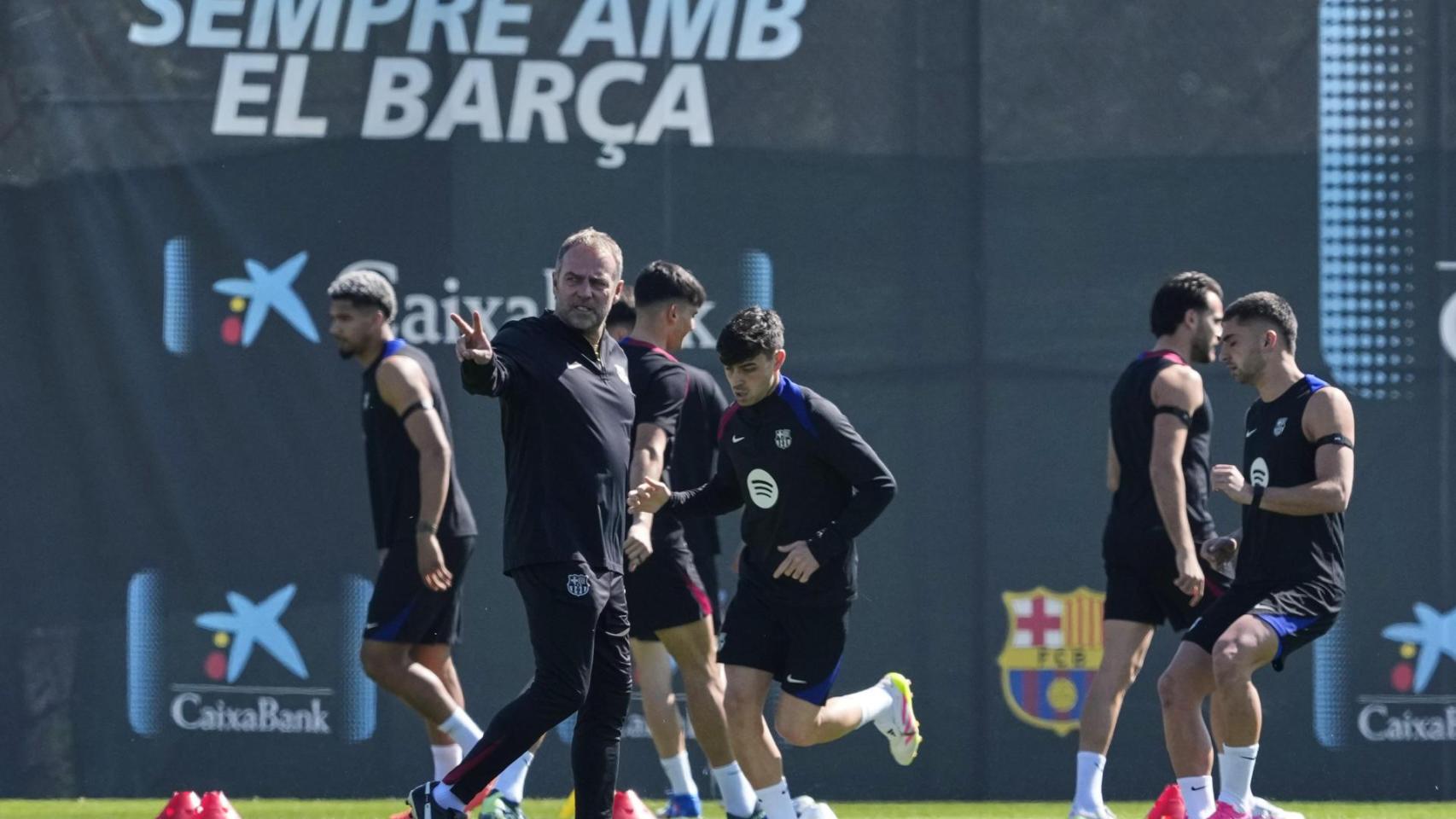 Hansi Flick dirige el entrenamiento previo al Atlético-Barça