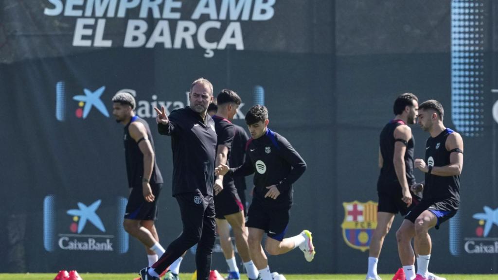 Hansi Flick dirige el entrenamiento previo al Atlético-Barça