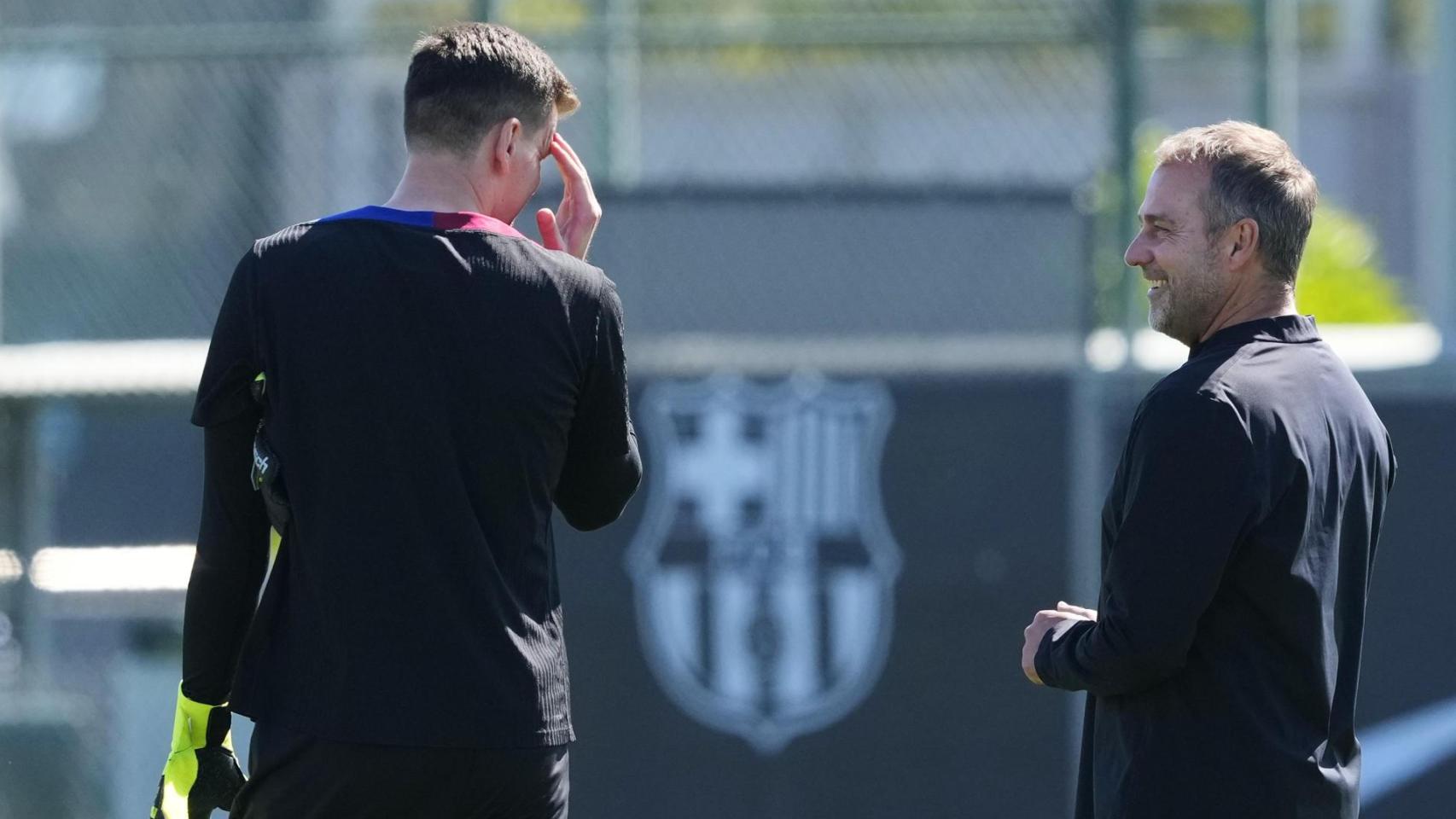 Hansi Flick conversa con Szczesny