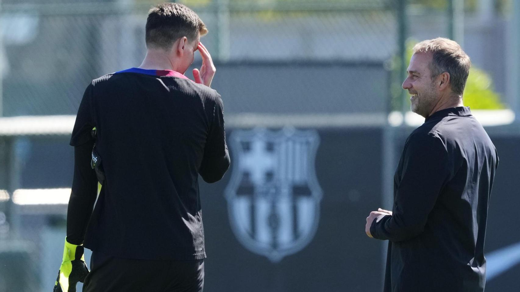 Hansi Flick conversa con Szczesny