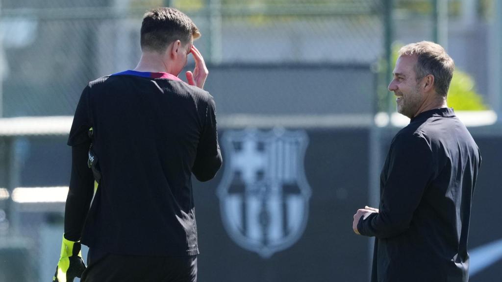 Hansi Flick conversa con Szczesny