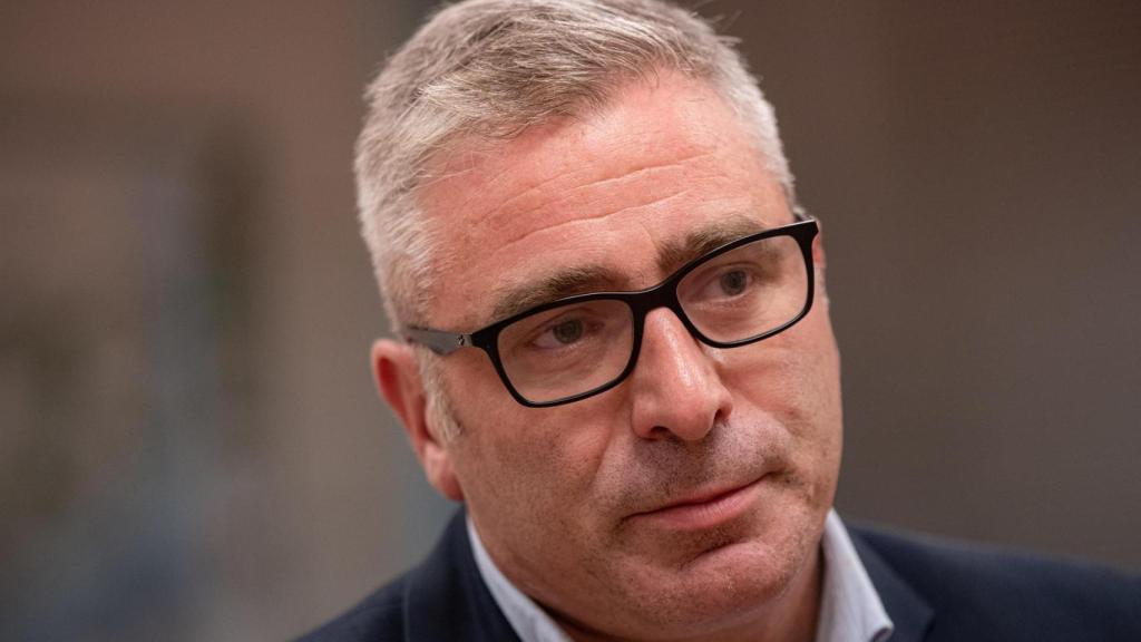 El director de Rodalies, Antonio Carmona, atiende a los medios tras una reunión del órgano mixto de coordinación Generalitat-Renfe, en la Conselleria de Territorio, a 26 de octubre de 2023, en Barcelona, Catalunya (España).