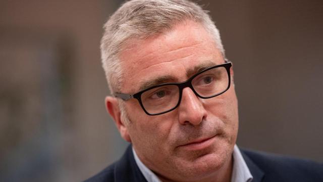 El director de Rodalies, Antonio Carmona, atiende a los medios tras una reunión del órgano mixto de coordinación Generalitat-Renfe, en la Conselleria de Territorio, a 26 de octubre de 2023, en Barcelona, Catalunya (España).