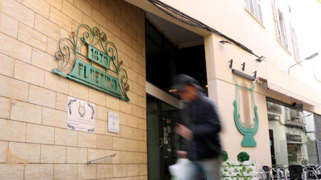 Entrada a la Sociedad Recreativa El Retiro de Sitges, fundada en 1870