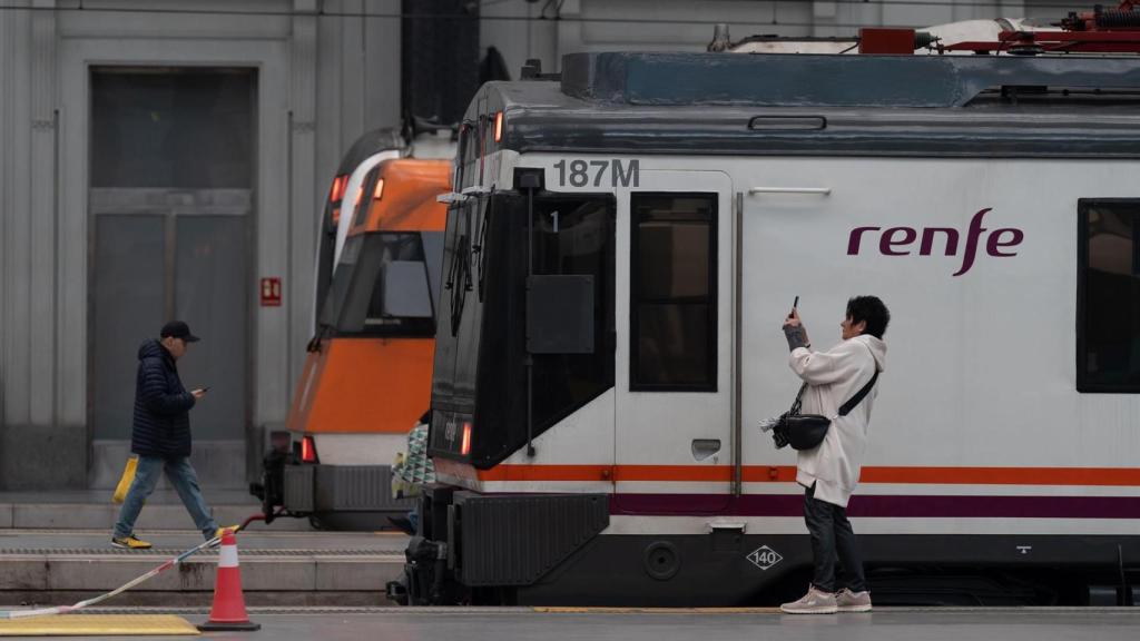 Dos personas en la estación de Francia, donde opera Rodalies, a 21 de febrero de 2025, en Barcelona, Catalunya