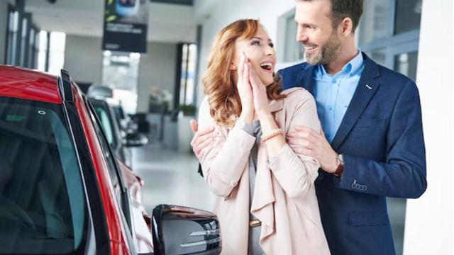Sonrisas al comprar un coche nuevo