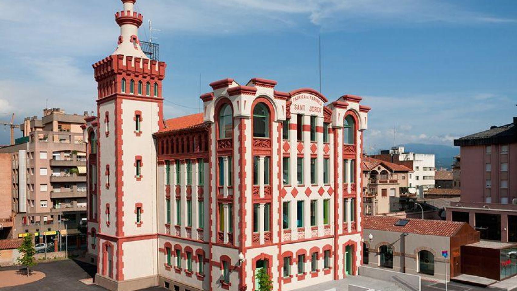El curioso edificio modernista rodeado de cerdos, la Farinera de Vic