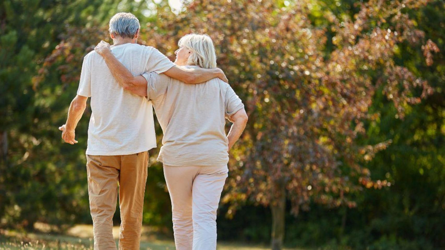 Dos personas jubiladas paseando