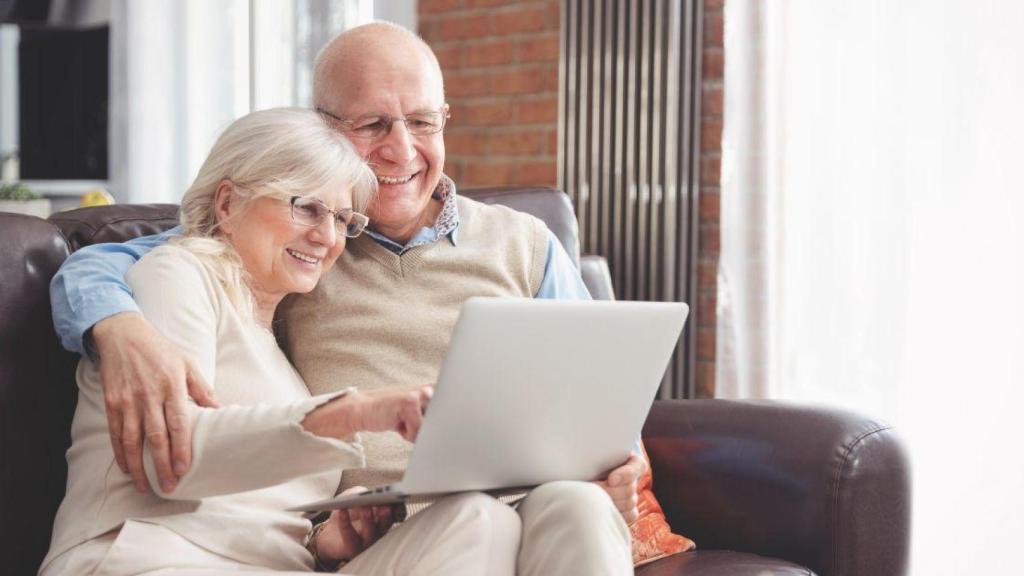 Jubilados mirando el ordenador
