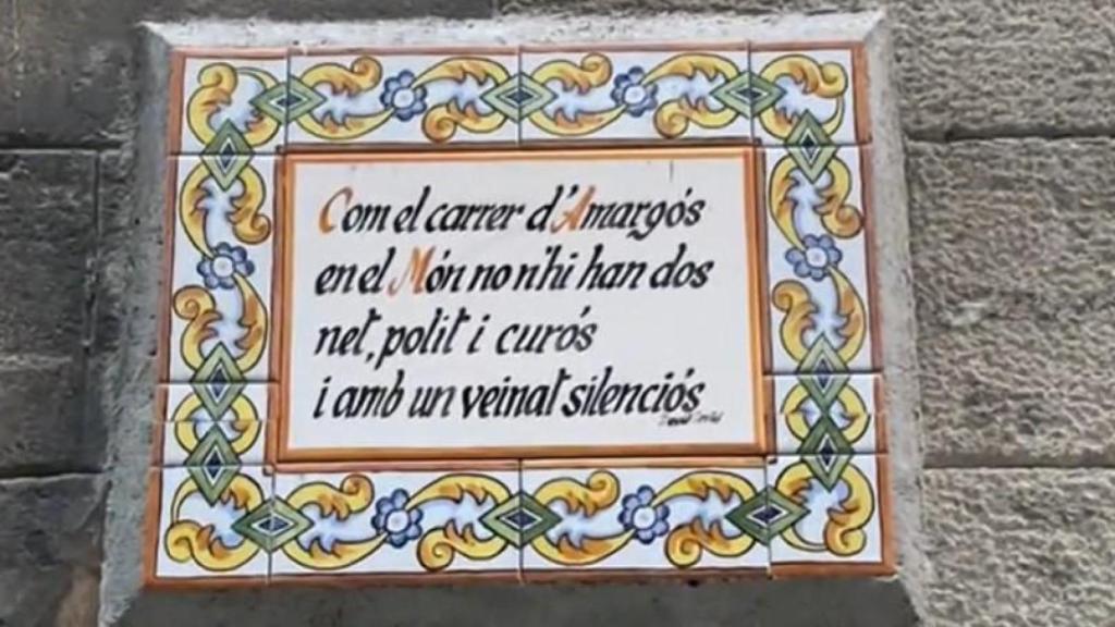 Placa històrica al Carrer Amargós de Barcelona amb una poesia
