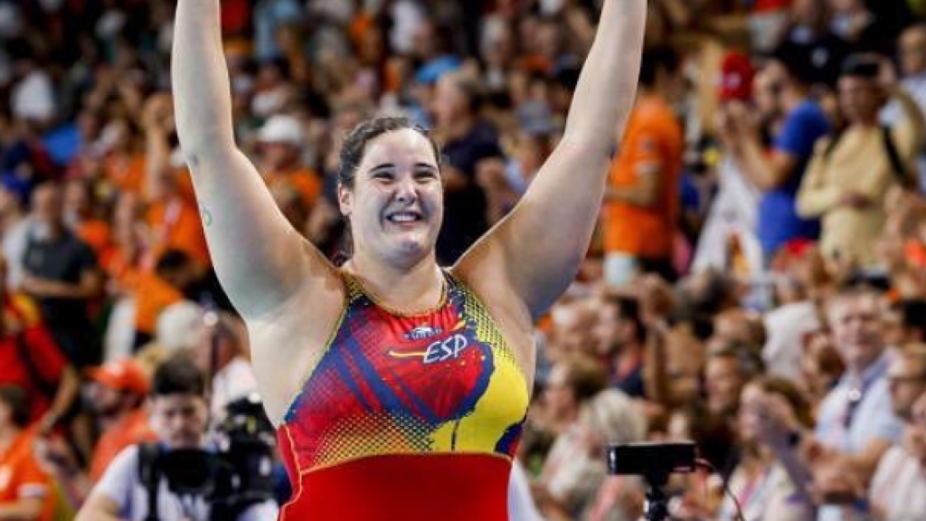 Paula Leitón celebrant la medalla d'or als JJOO París 2024