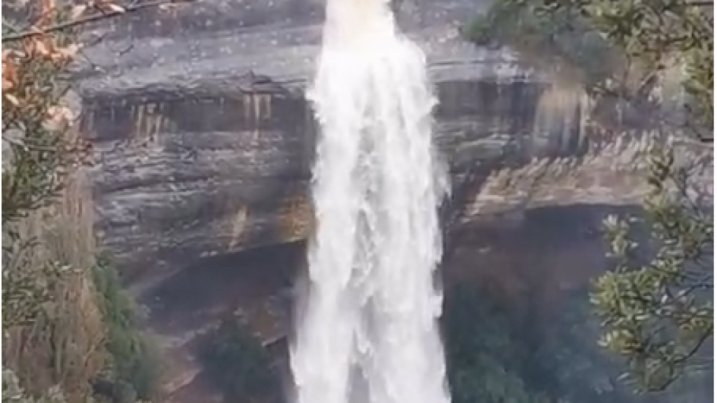 La espectacular cascada que nodreix el pantà de Sau