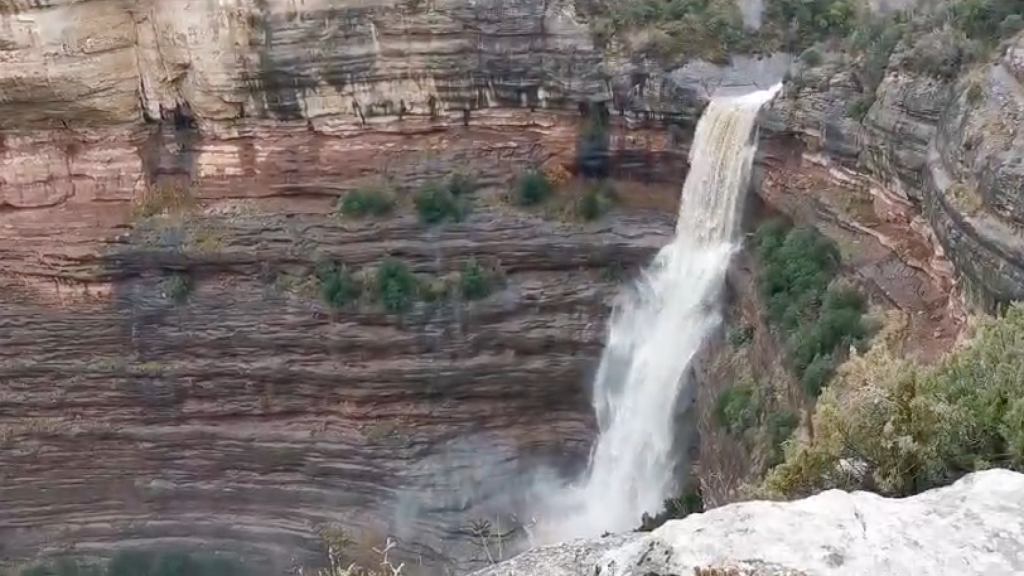 La espectacular cascada que nutre el pantano de Sau