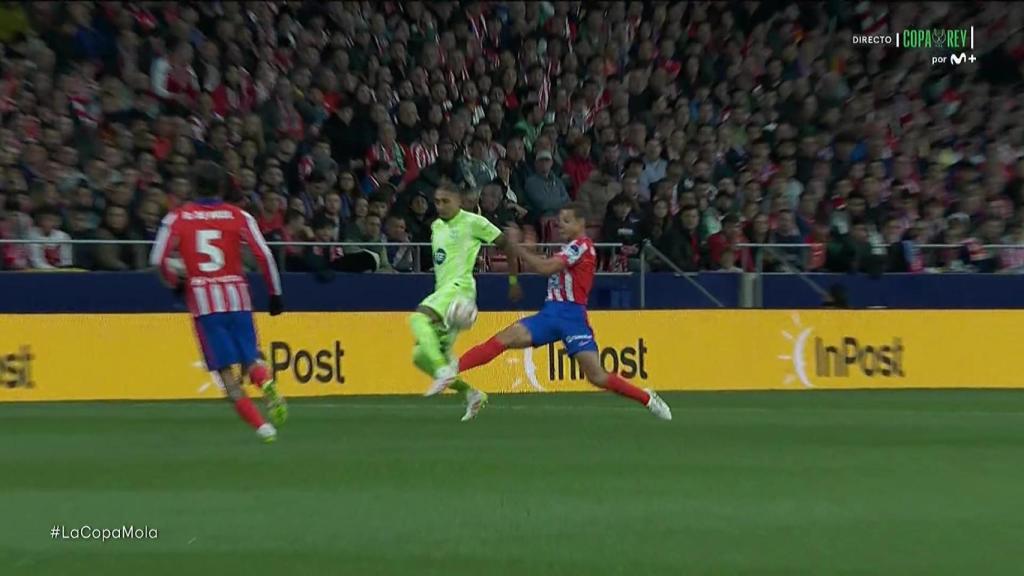 Entrada d'Azpilicueta sobre Raphinha a l'Atlètic-Barça