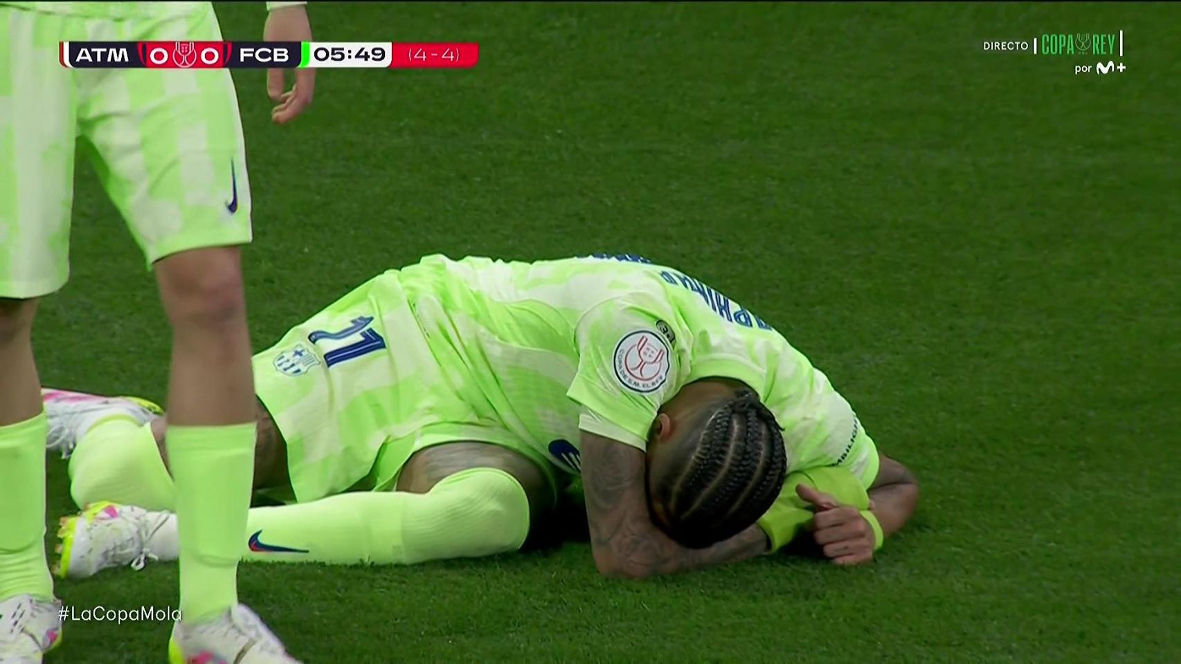 Raphinha se lamenta en el suelo tras la dura entrada de Azpilicueta en el Atlético-Barça