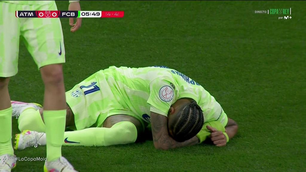 Raphinha se lamenta en el suelo tras la dura entrada de Azpilicueta en el Atlético-Barça