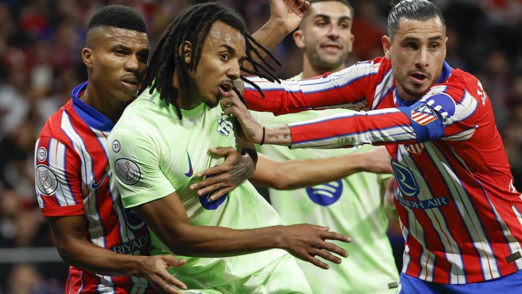 Giménez y Koundé, durante el partido entre el Atlético y el Barcelona