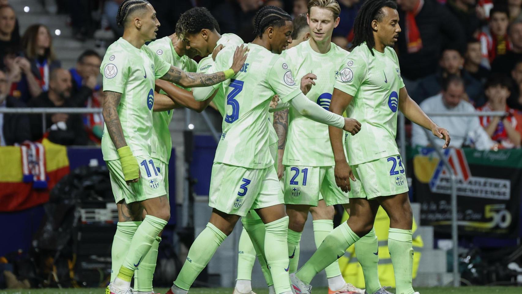 Los jugadores del Barça celebran el gol de Ferran