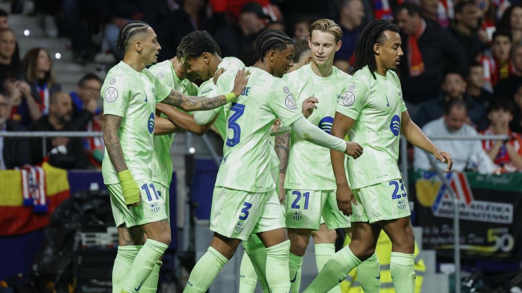 Los jugadores del Barça celebran el gol de Ferran