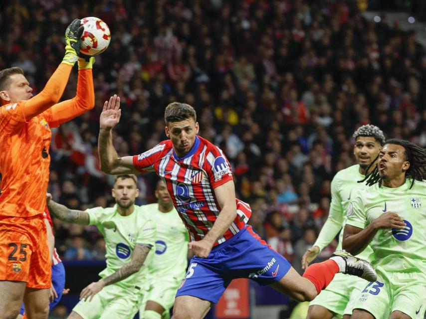 Szczesny detiene el balón en el Atlético-Barça de Copa