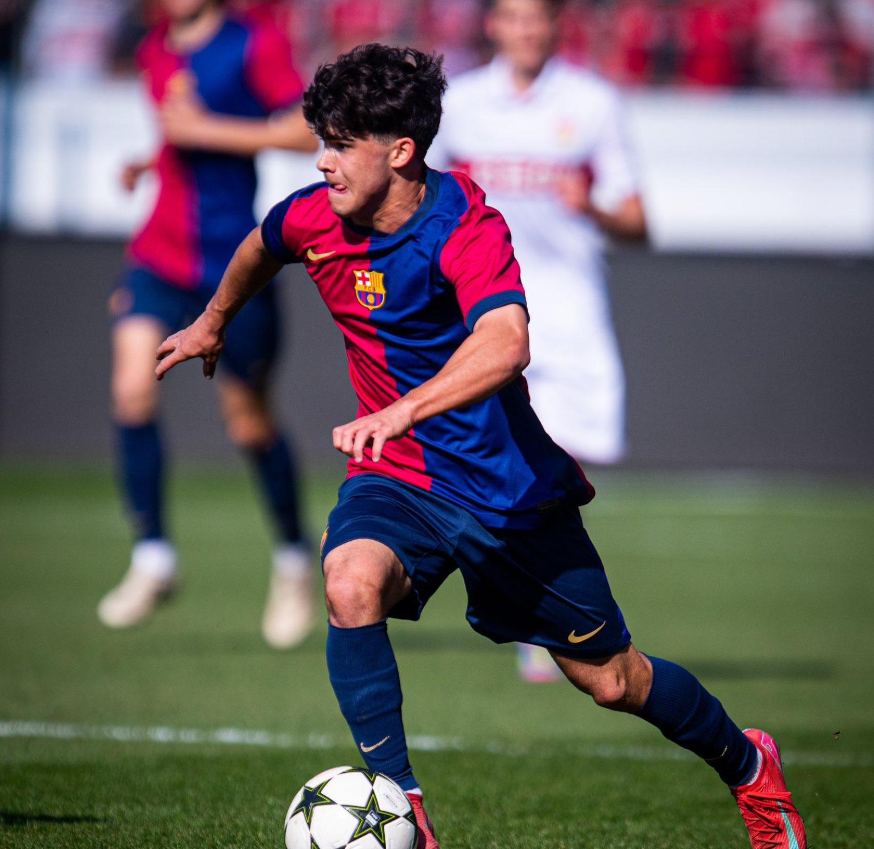 Jan Virgili, jugador del juvenil A del Barça, conduce un balón frente al Stuttgart