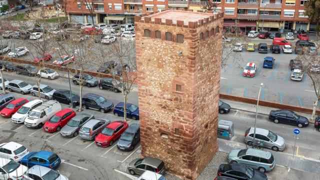 Aparcamiento público en el entorno de la Torre Gabriel Folcher de Castelldefels