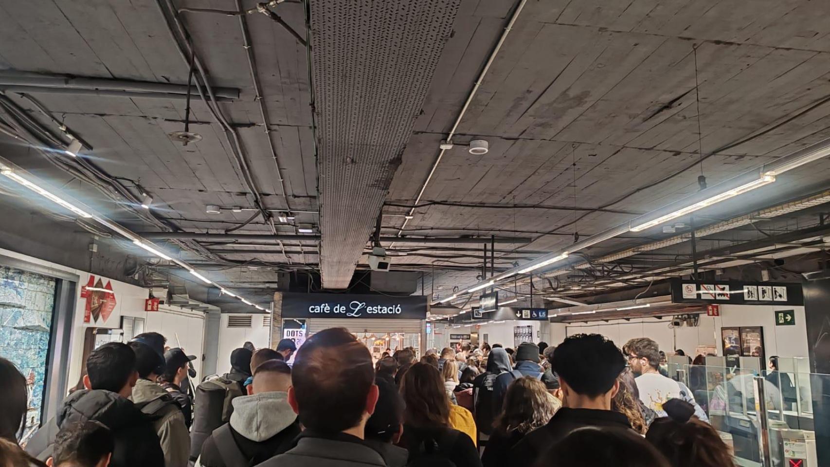 Estación de la L5 de Sagrada Família colapsada por una incidencia este miércoles