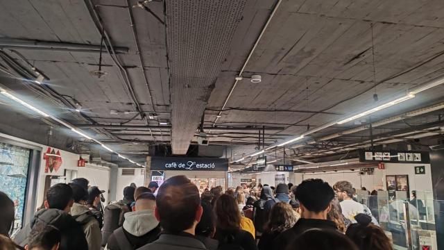Estación de la L5 de Sagrada Família colapsada por una incidencia este miércoles