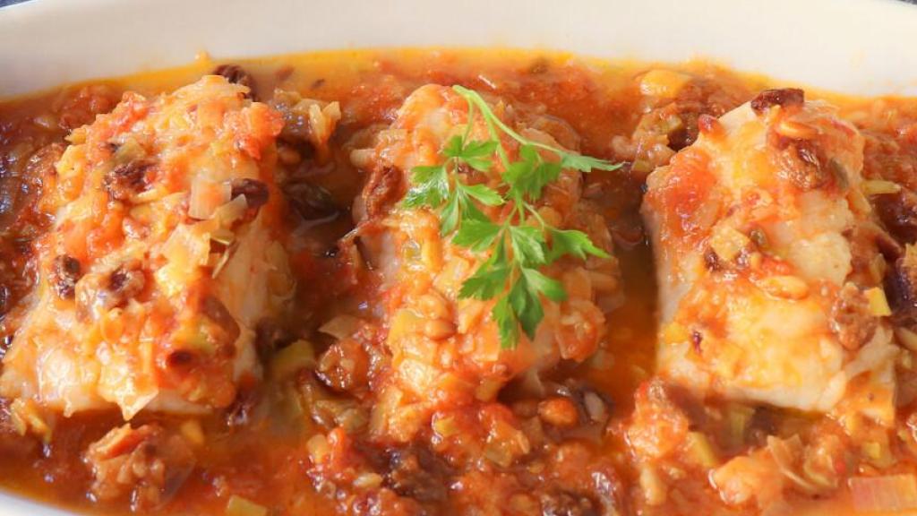 Bacalao a la catalana con pasas y piñones